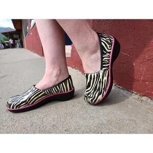 Y2K Smitten Zebra Print Comfort Clogs Pink Trim Slip-On Heels 8.5